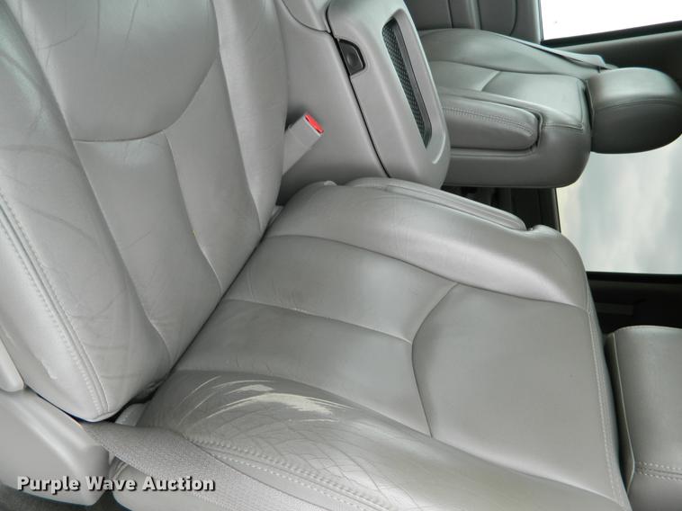 image for item DB1157 2005 Chevrolet Suburban 1500 Z71 SUV