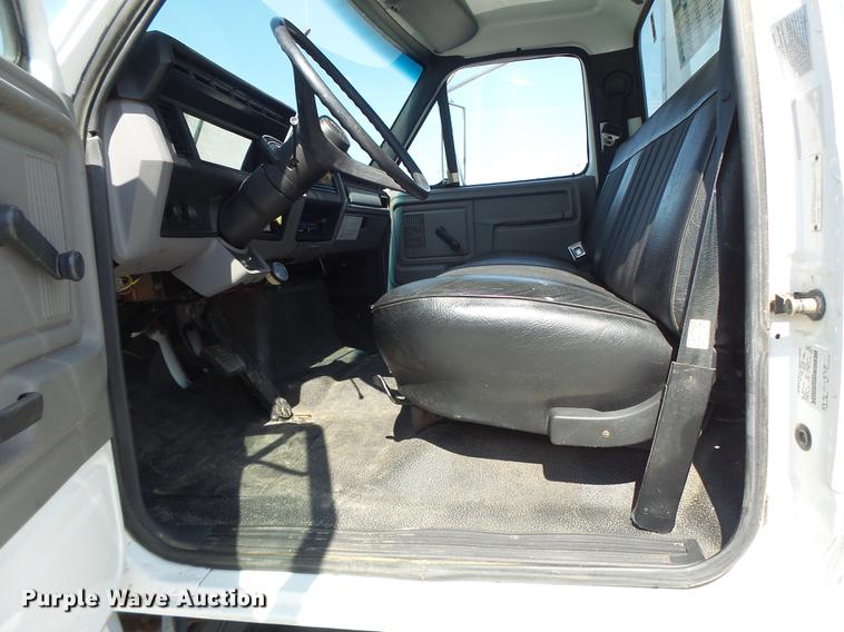 image for item DB1458 1999 Ford F800 box truck