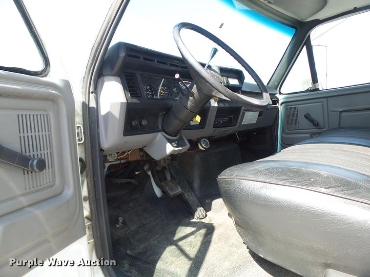 image for item DB1458 1999 Ford F800 box truck