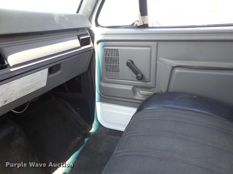 image for item DB1458 1999 Ford F800 box truck