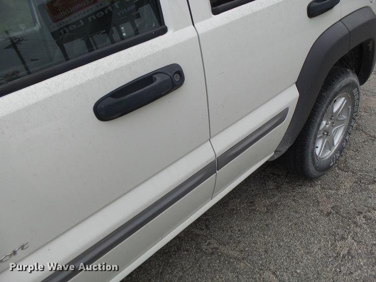 image for item DB1483 2002 Jeep Liberty SUV