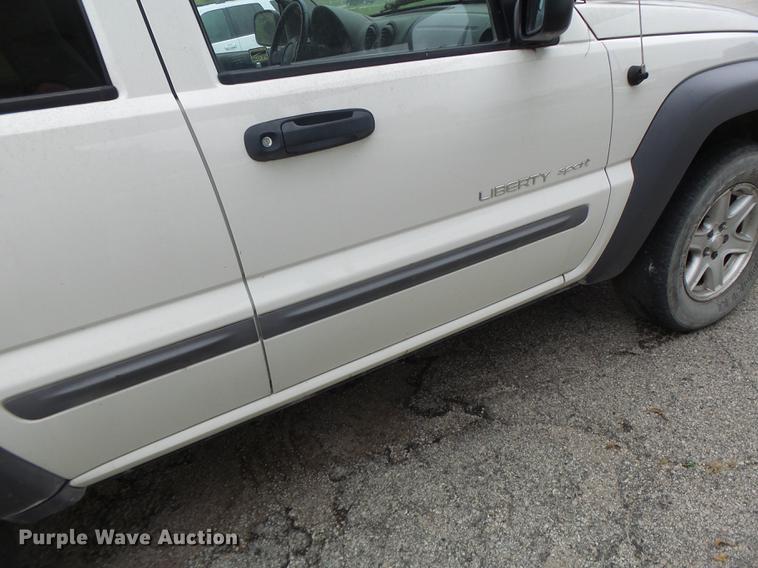 image for item DB1483 2002 Jeep Liberty SUV