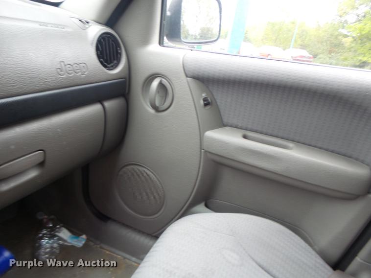 image for item DB1483 2002 Jeep Liberty SUV