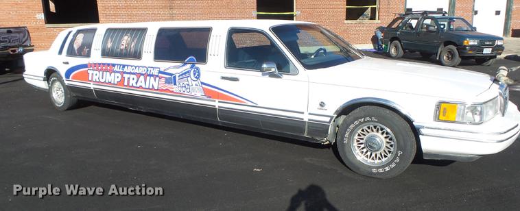 image for item DB1489 1994 Lincoln Town Car limousine