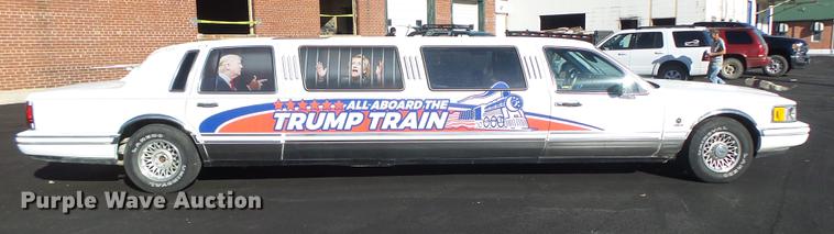 image for item DB1489 1994 Lincoln Town Car limousine