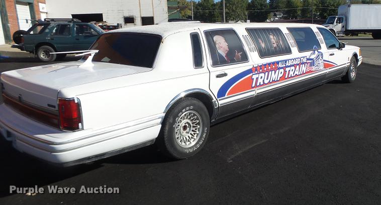 image for item DB1489 1994 Lincoln Town Car limousine