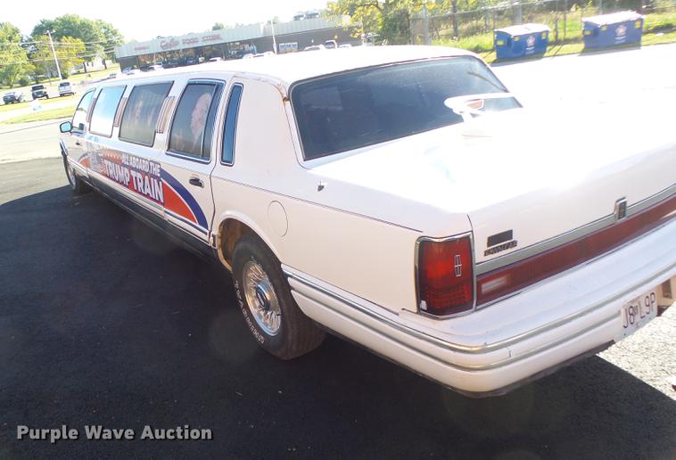image for item DB1489 1994 Lincoln Town Car limousine