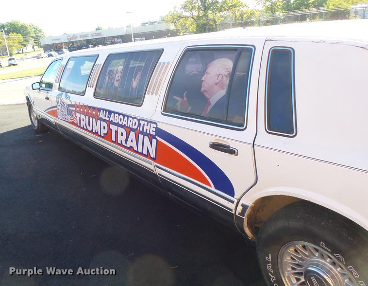 image for item DB1489 1994 Lincoln Town Car limousine