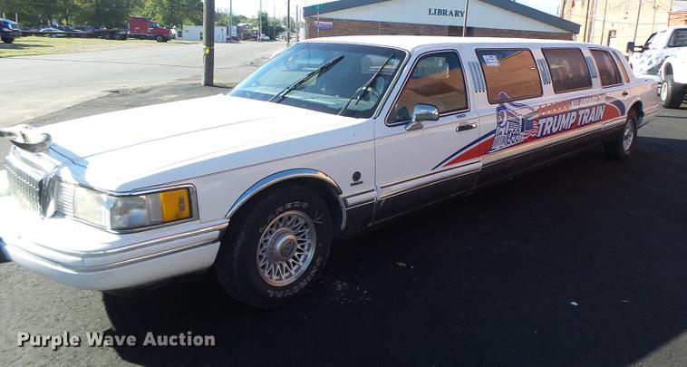 image for item DB1489 1994 Lincoln Town Car limousine