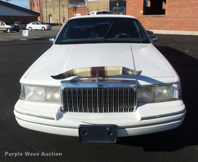 image for item DB1489 1994 Lincoln Town Car limousine