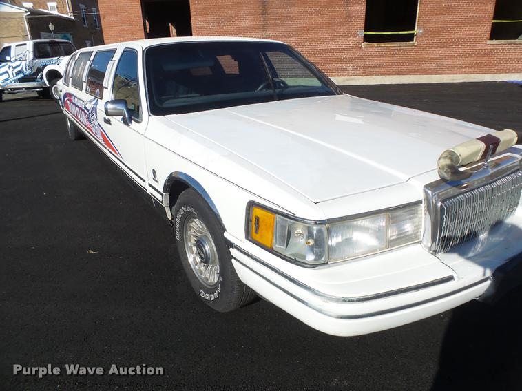 image for item DB1489 1994 Lincoln Town Car limousine