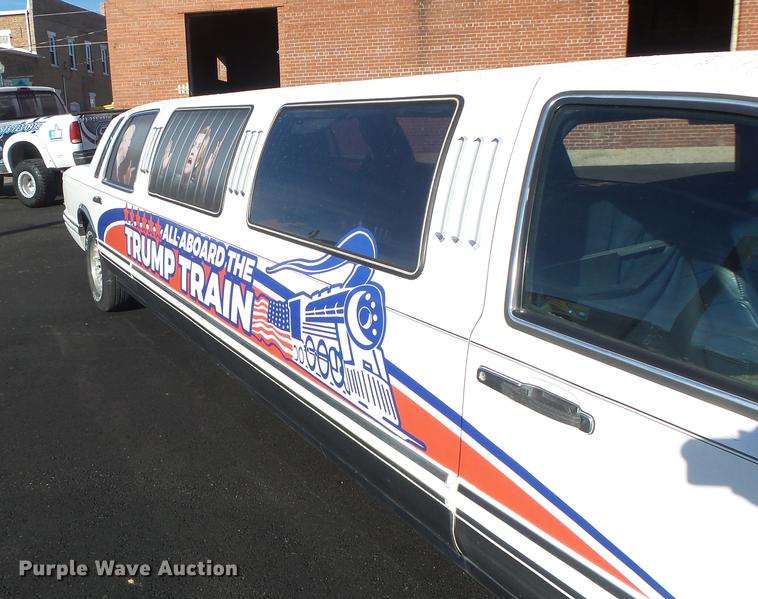 image for item DB1489 1994 Lincoln Town Car limousine