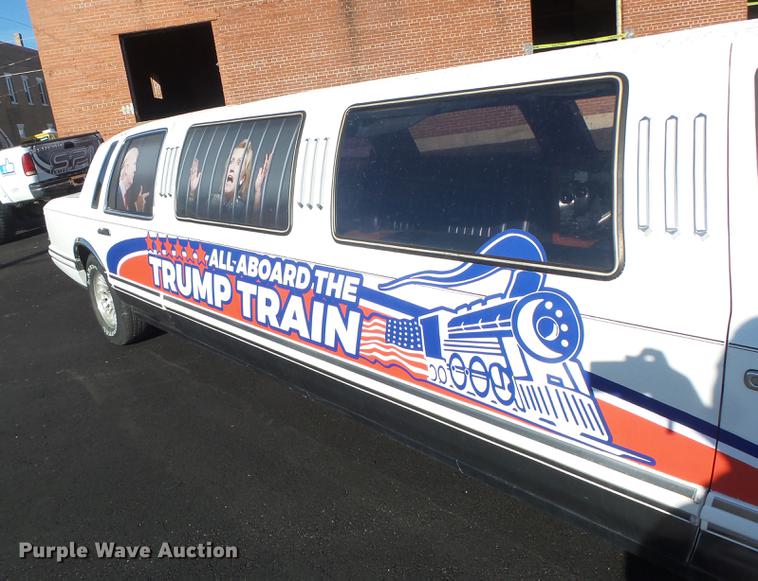 image for item DB1489 1994 Lincoln Town Car limousine