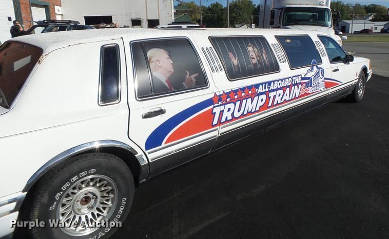 image for item DB1489 1994 Lincoln Town Car limousine