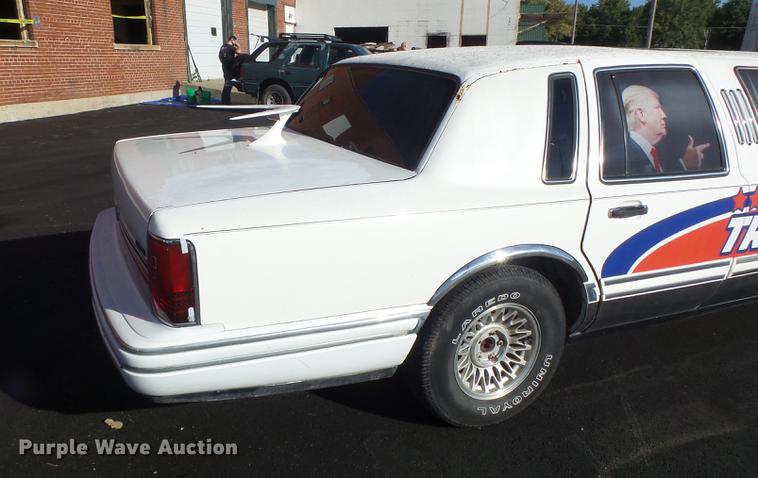 image for item DB1489 1994 Lincoln Town Car limousine