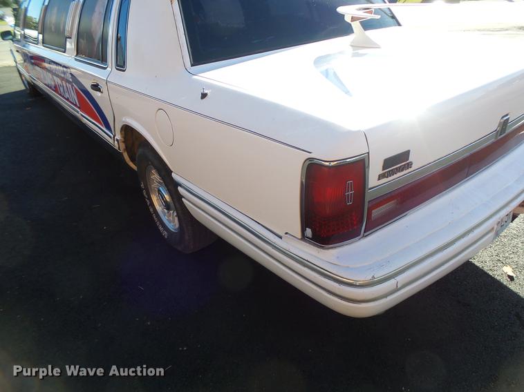 image for item DB1489 1994 Lincoln Town Car limousine