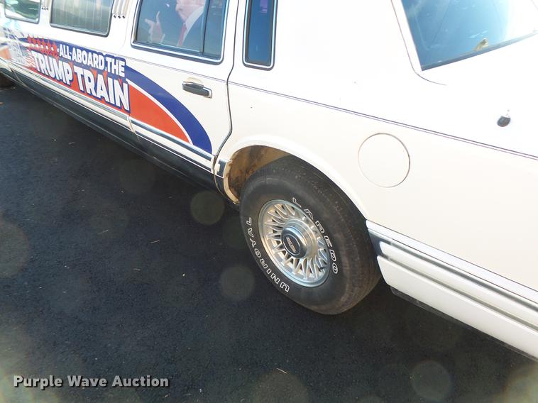image for item DB1489 1994 Lincoln Town Car limousine