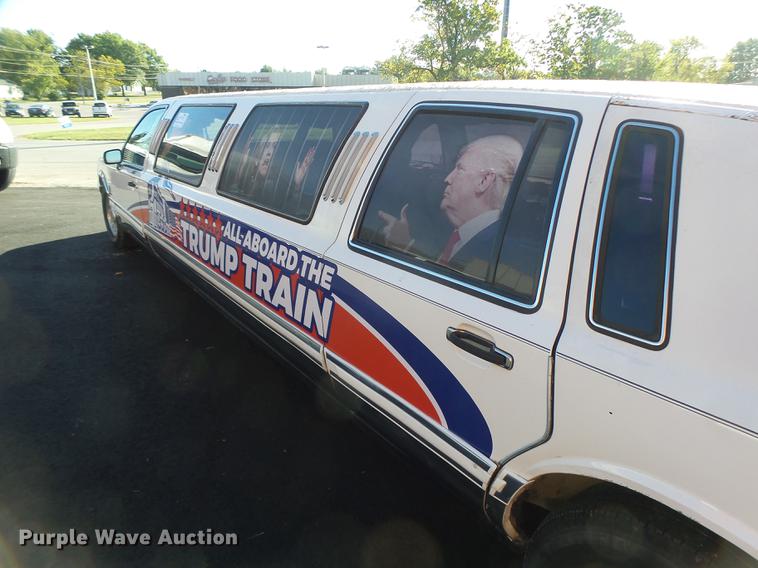 image for item DB1489 1994 Lincoln Town Car limousine