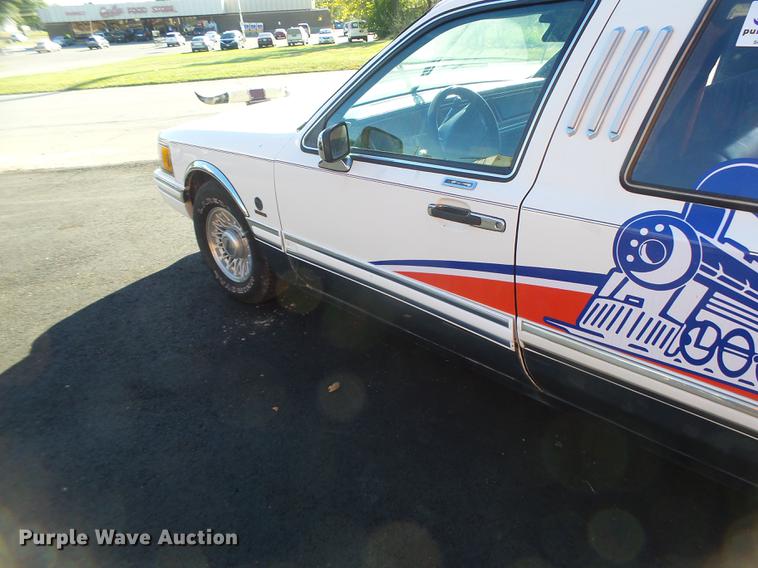 image for item DB1489 1994 Lincoln Town Car limousine