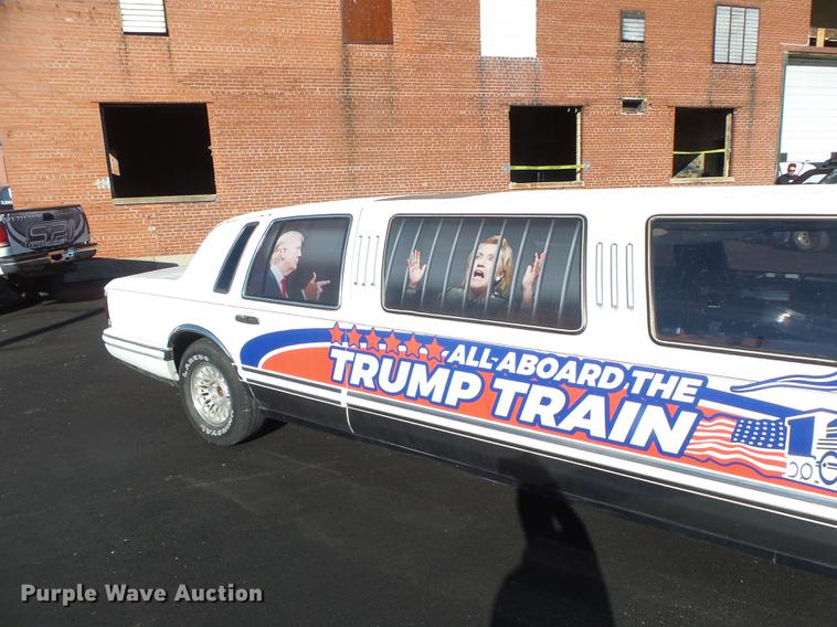 image for item DB1489 1994 Lincoln Town Car limousine