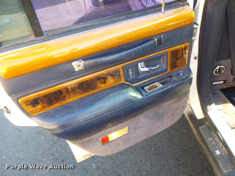 image for item DB1489 1994 Lincoln Town Car limousine