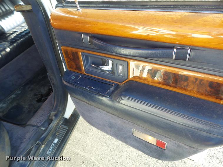 image for item DB1489 1994 Lincoln Town Car limousine