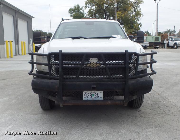 image for item DB6417 2009 Chevrolet Silverado 3500HD flatbed pickup truck