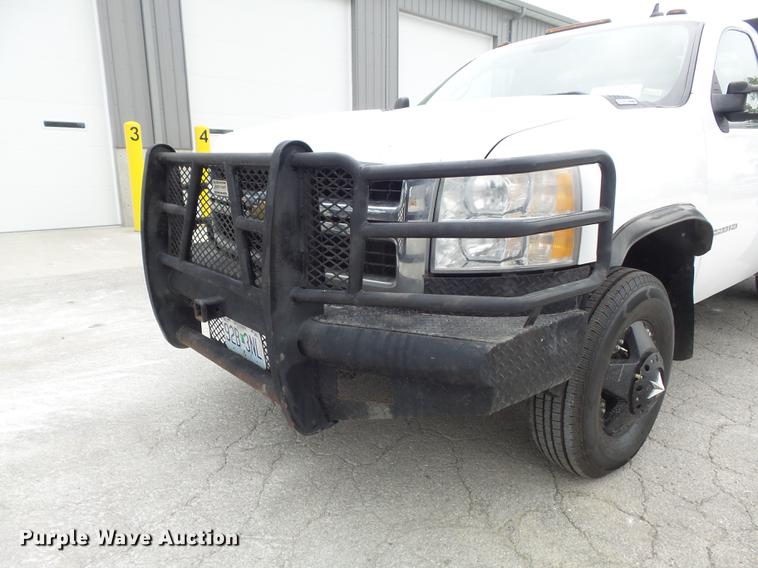 image for item DB6417 2009 Chevrolet Silverado 3500HD flatbed pickup truck