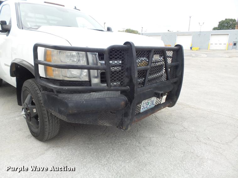 image for item DB6417 2009 Chevrolet Silverado 3500HD flatbed pickup truck