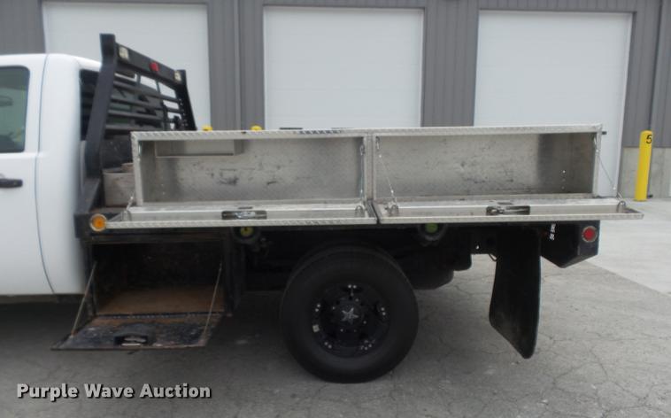 image for item DB6417 2009 Chevrolet Silverado 3500HD flatbed pickup truck