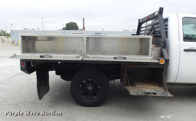 image for item DB6417 2009 Chevrolet Silverado 3500HD flatbed pickup truck