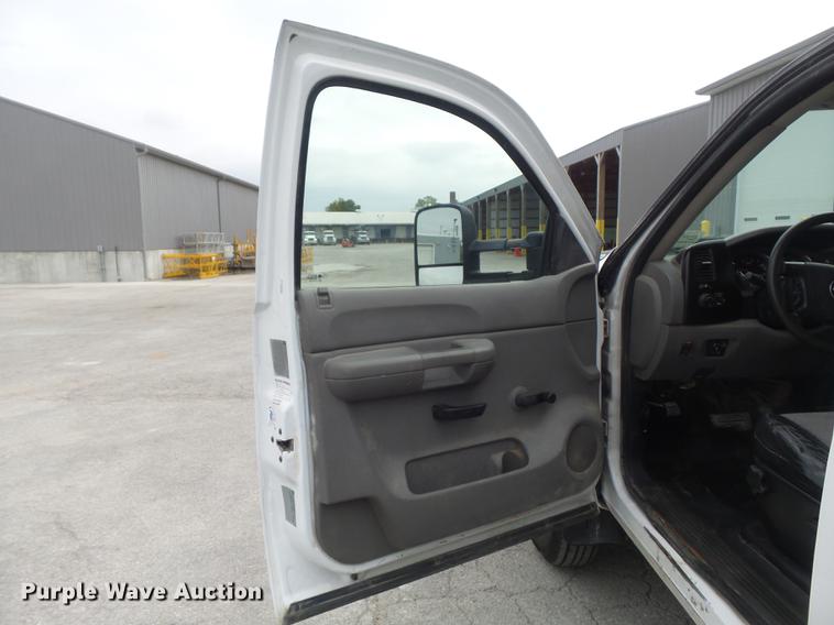 image for item DB6417 2009 Chevrolet Silverado 3500HD flatbed pickup truck