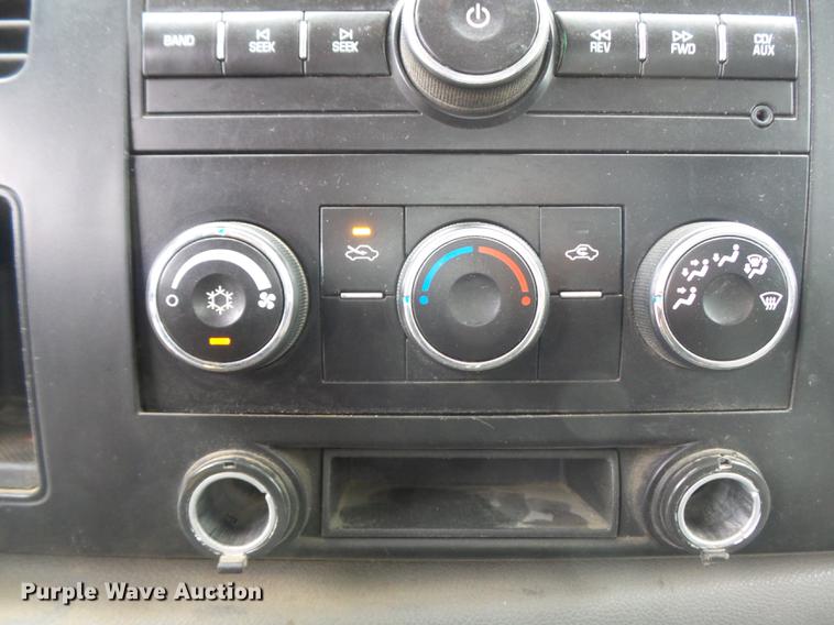 image for item DB6417 2009 Chevrolet Silverado 3500HD flatbed pickup truck