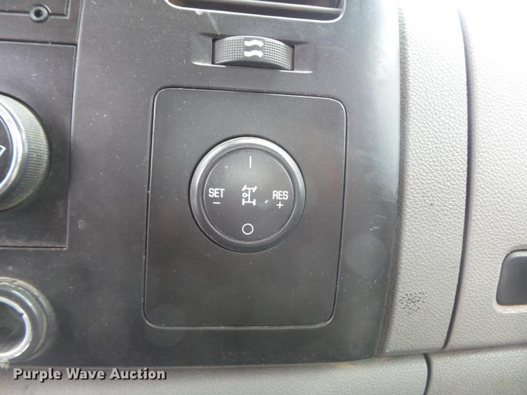 image for item DB6417 2009 Chevrolet Silverado 3500HD flatbed pickup truck