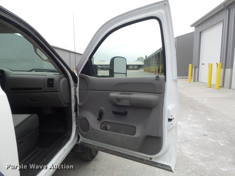 image for item DB6417 2009 Chevrolet Silverado 3500HD flatbed pickup truck