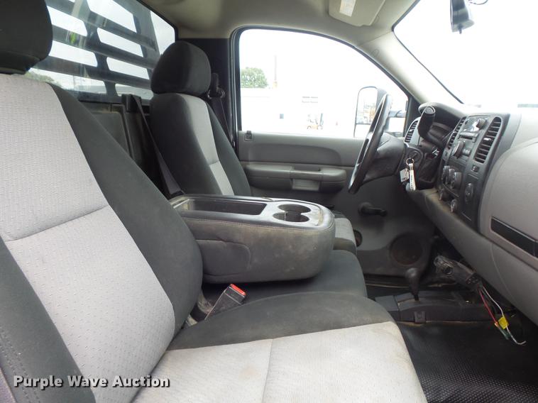 image for item DB6417 2009 Chevrolet Silverado 3500HD flatbed pickup truck