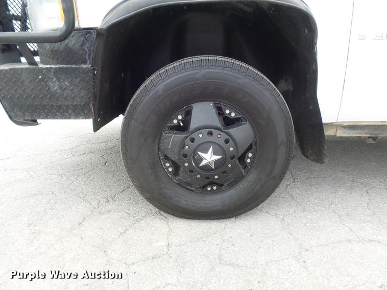 image for item DB6417 2009 Chevrolet Silverado 3500HD flatbed pickup truck