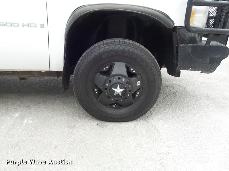 image for item DB6417 2009 Chevrolet Silverado 3500HD flatbed pickup truck