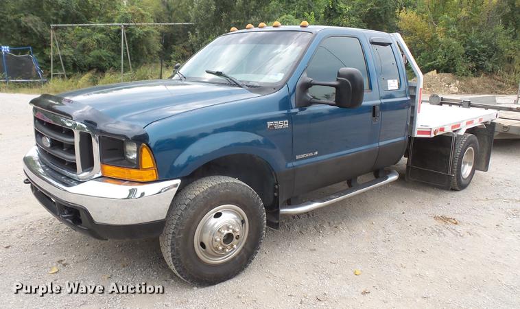 image for item DC5311 2000 Ford F350 Super Duty SuperCab flatbed pickup truck