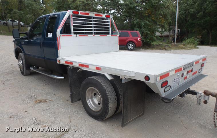 image for item DC5311 2000 Ford F350 Super Duty SuperCab flatbed pickup truck