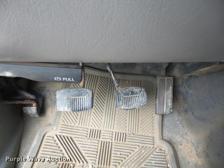 image for item DC5311 2000 Ford F350 Super Duty SuperCab flatbed pickup truck