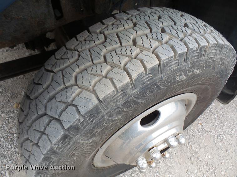 image for item DC5311 2000 Ford F350 Super Duty SuperCab flatbed pickup truck