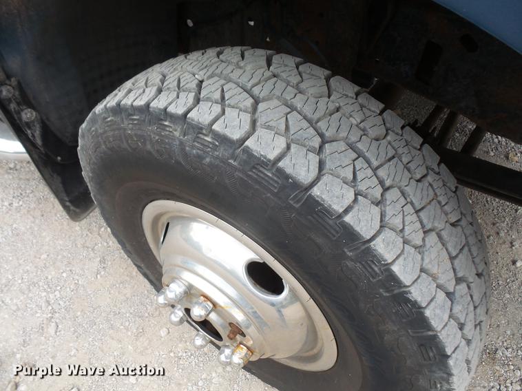 image for item DC5311 2000 Ford F350 Super Duty SuperCab flatbed pickup truck