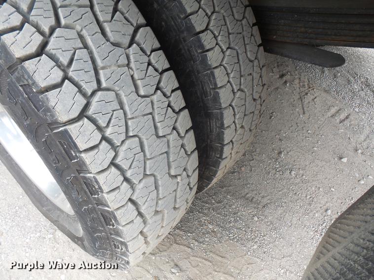 image for item DC5311 2000 Ford F350 Super Duty SuperCab flatbed pickup truck