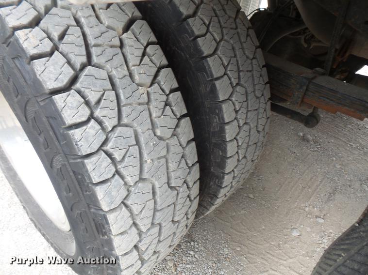 image for item DC5311 2000 Ford F350 Super Duty SuperCab flatbed pickup truck