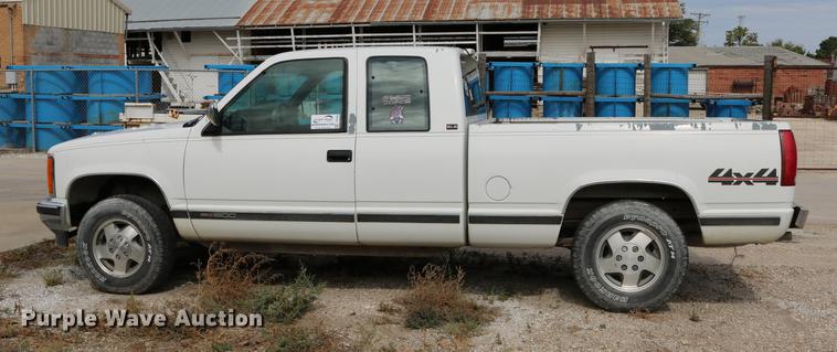 image for item DD0056 1993 GMC Sierra 1500 SLE Ext. Cab pickup truck