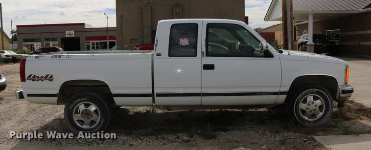 image for item DD0056 1993 GMC Sierra 1500 SLE Ext. Cab pickup truck