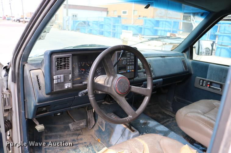 image for item DD0056 1993 GMC Sierra 1500 SLE Ext. Cab pickup truck
