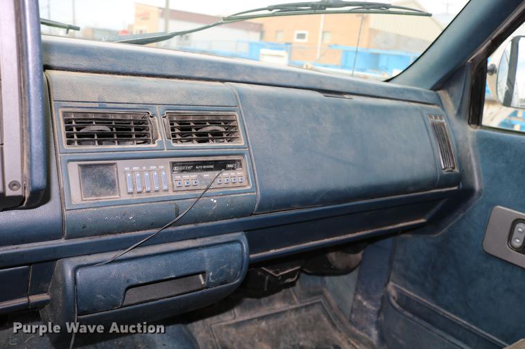 image for item DD0056 1993 GMC Sierra 1500 SLE Ext. Cab pickup truck