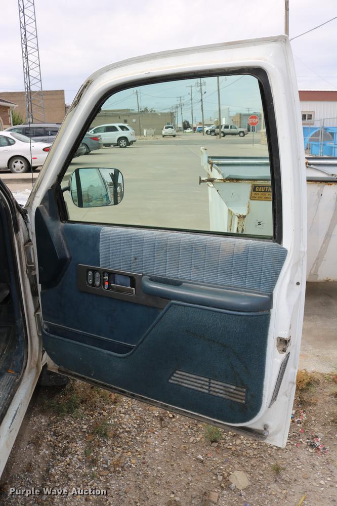 image for item DD0056 1993 GMC Sierra 1500 SLE Ext. Cab pickup truck